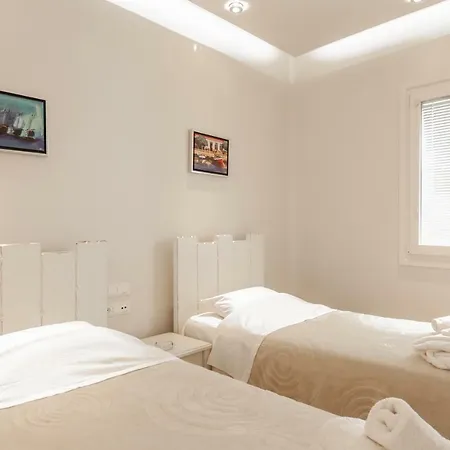 阿德里安娜别墅公寓 酒店 3*