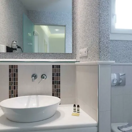 阿德里安娜别墅公寓 酒店 3*